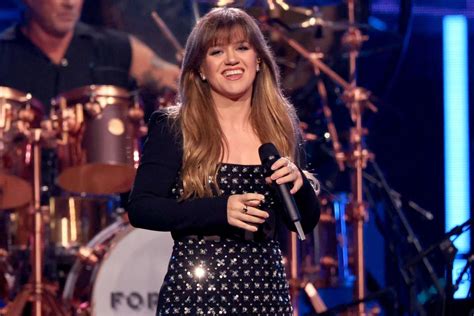 Kelly Clarkson Boasts I Love Being Naked — That Is, Until。